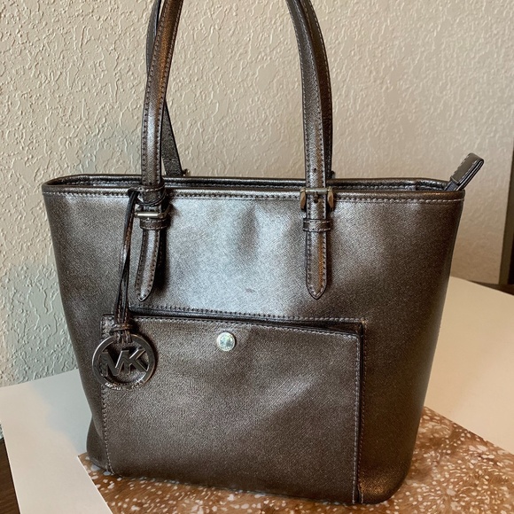 Michael Kors Handbags - Michael Kors Cinder Leather Jet Set Pocket Tote